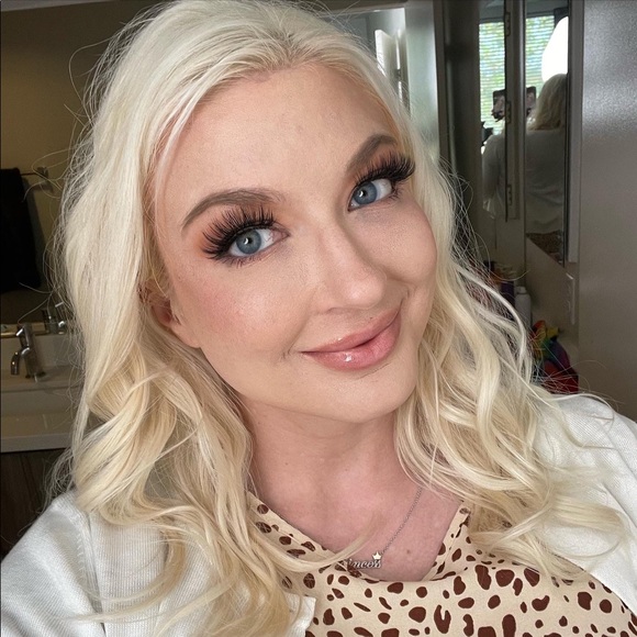 Meet your Posher, Leya - Picture 1 of 1